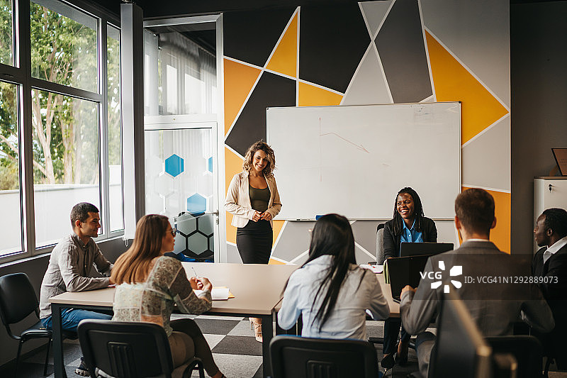 商务人士在会议室开会图片素材