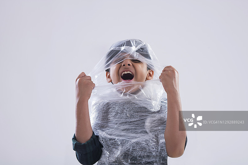 裹在塑料里无法呼吸的小男孩（儿童）图片素材