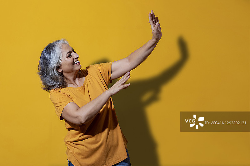 跳舞的快乐祖母（年长的白人）的 портрет图片素材