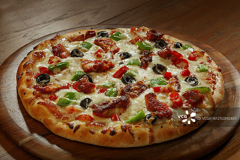 木盘上令人垂涎的芝士披萨图片素材