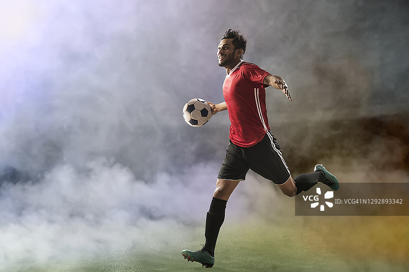 足球运动员庆祝进球图片素材