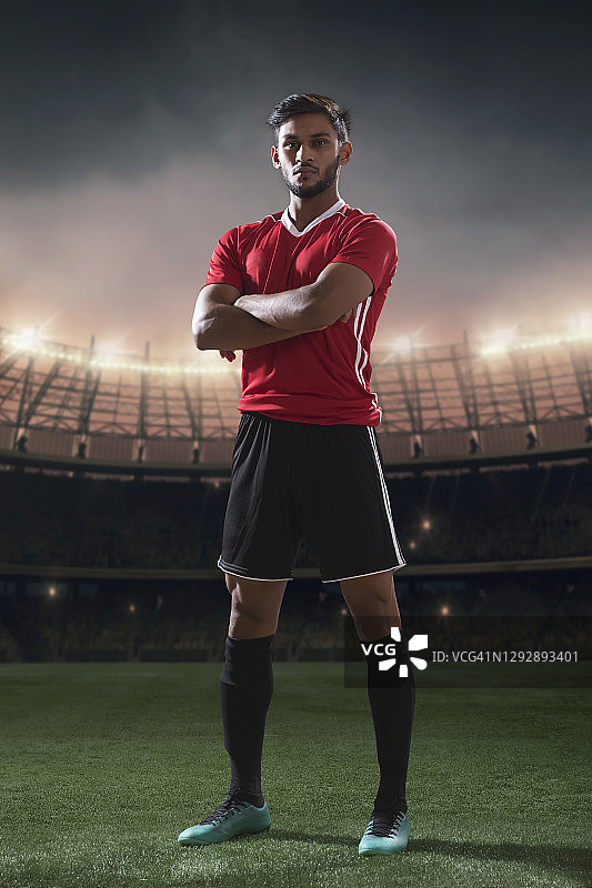以体育场为背景的足球运动员肖像图片素材