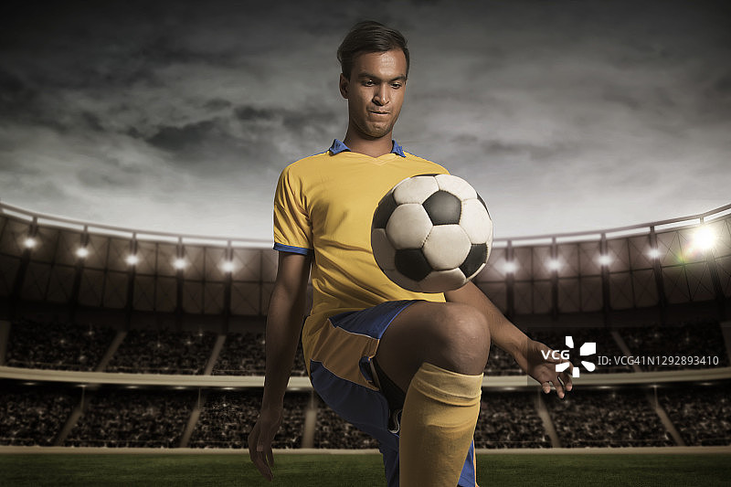正在练习颠球的男足球运动员图片素材