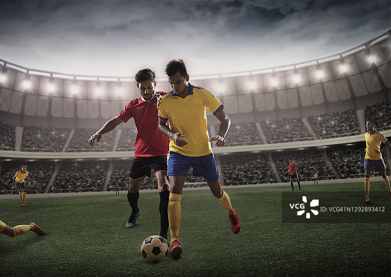 争夺控球权的足球运动员图片素材