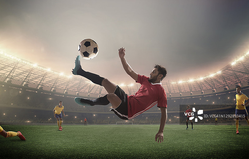 足球运动员倒钩踢足球图片素材