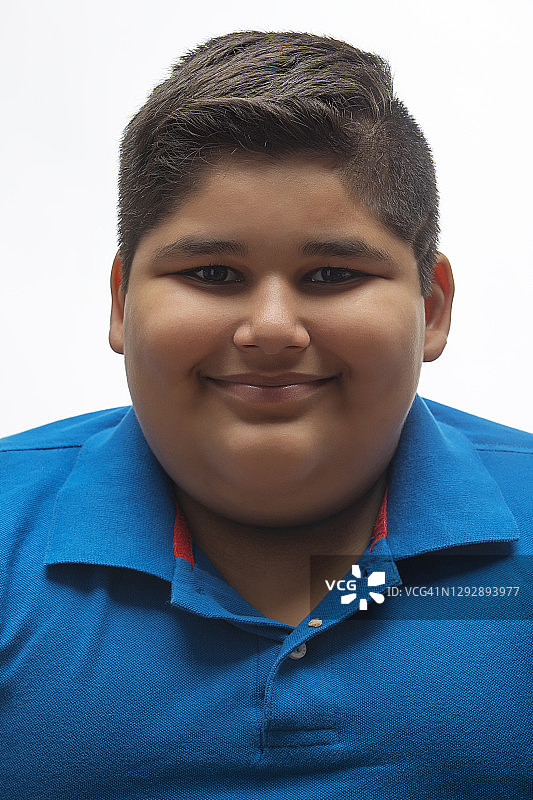 微笑的胖男孩肖像图片素材