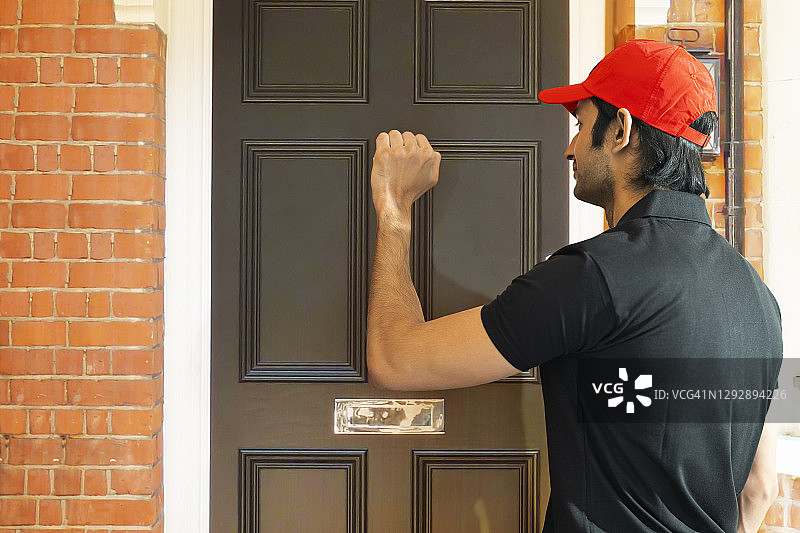 快递员敲门派送订单图片素材