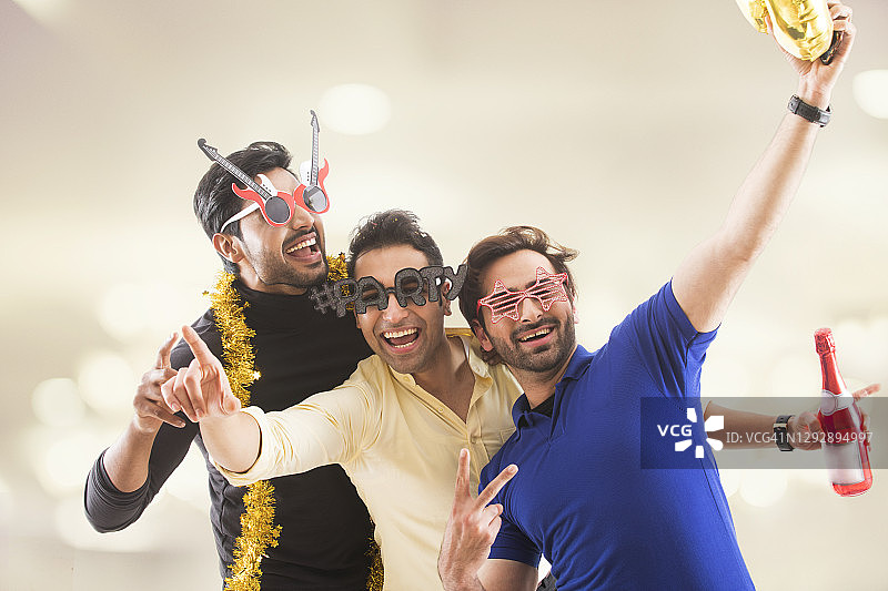 朋友们在派对上一起跳舞图片素材