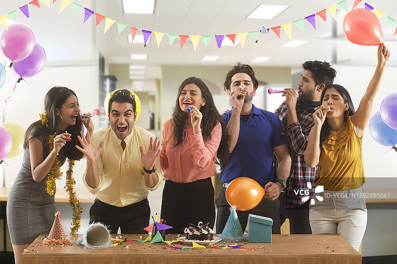 同事新年庆祝图片素材