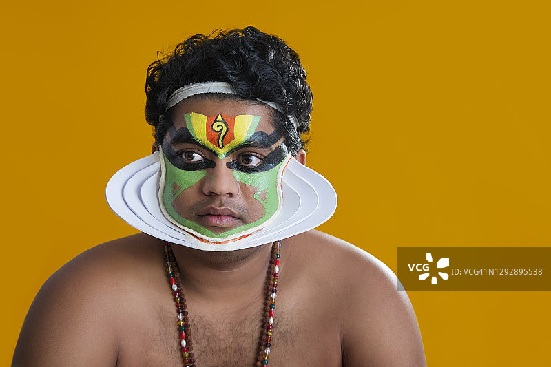 黄色背景前的卡塔卡利舞者图片素材