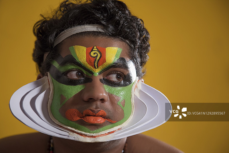 黄色背景下的卡塔卡利舞者图片素材