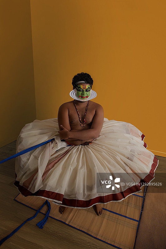 卡塔卡利舞者演出前身着戏服微笑图片素材