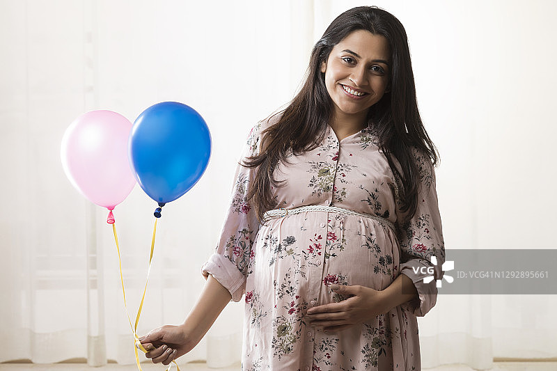 孕妇手拿氦气球图片素材