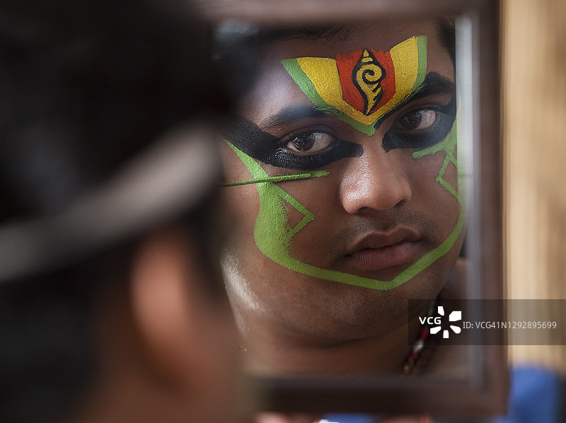 卡塔卡利舞者对镜化妆特写图片素材