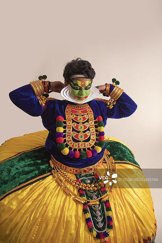 卡塔卡利舞者表演前佩戴珠宝图片素材