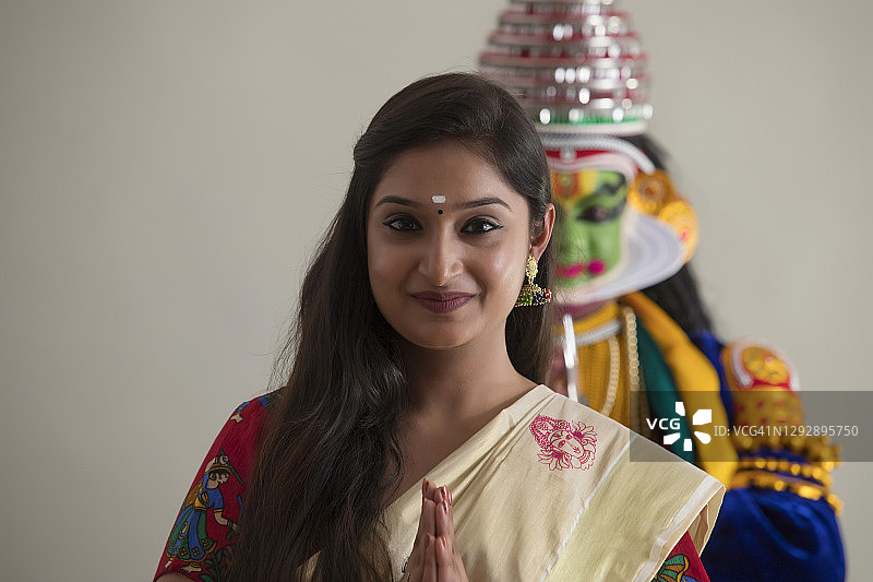 印度南部妇女与卡塔卡利舞者图片素材