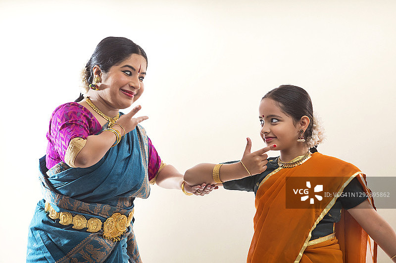 年轻的印度古典舞舞者向老师学习手势和表情图片素材