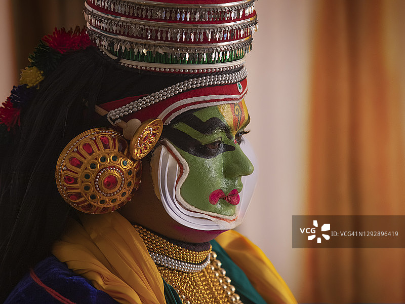 幕布前的卡塔卡利舞者图片素材