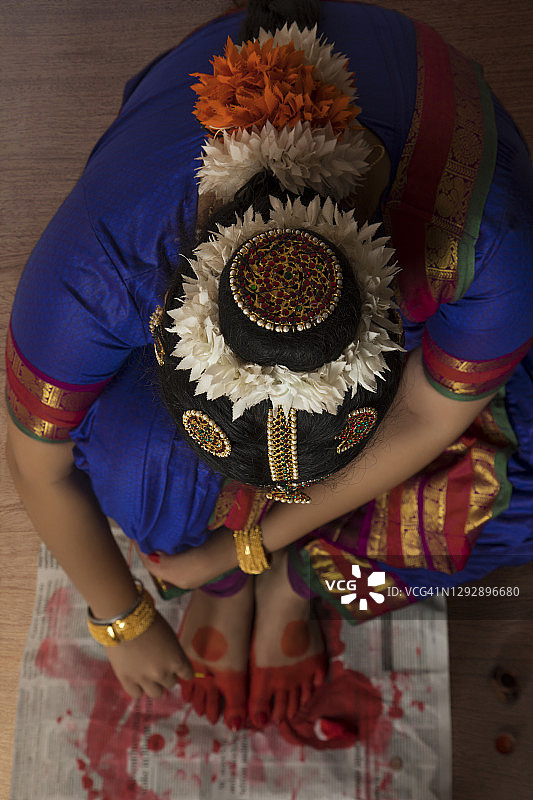 婆罗多舞舞者在脚上涂阿尔塔图片素材