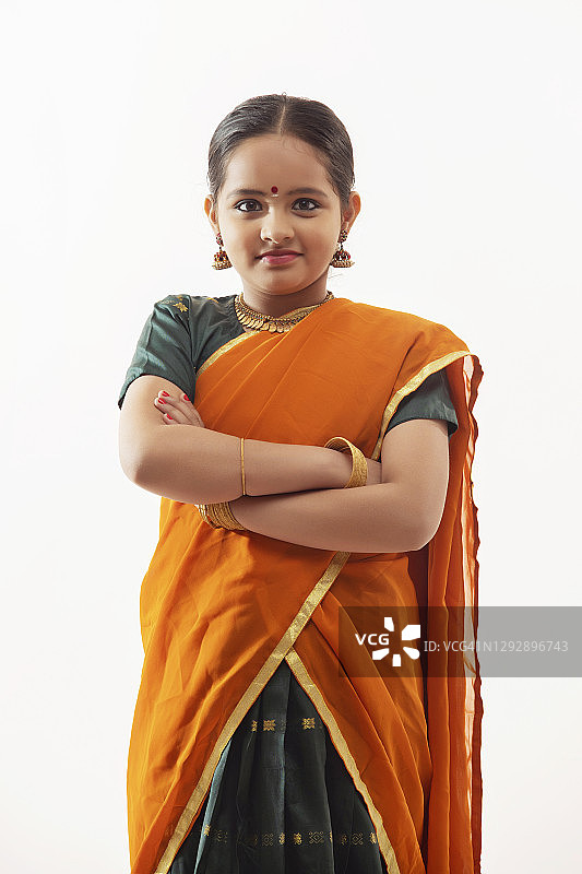 站在白色背景前的年轻女孩图片素材