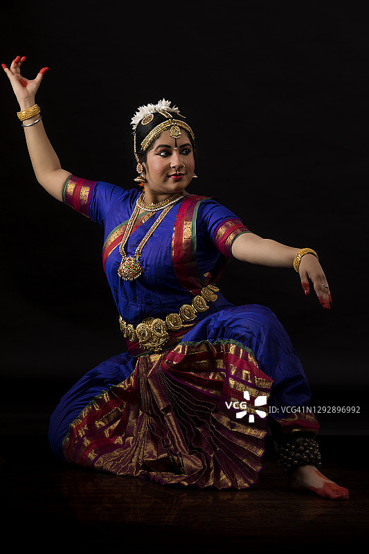 黑背景下的印度古典舞湿婆舞姿图片素材