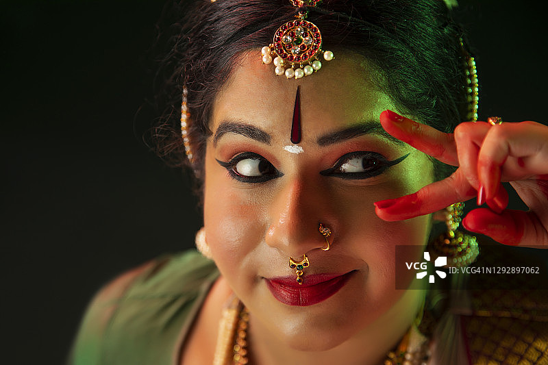 婆罗多舞舞者用她大胆的眼神带来迷人的表演图片素材