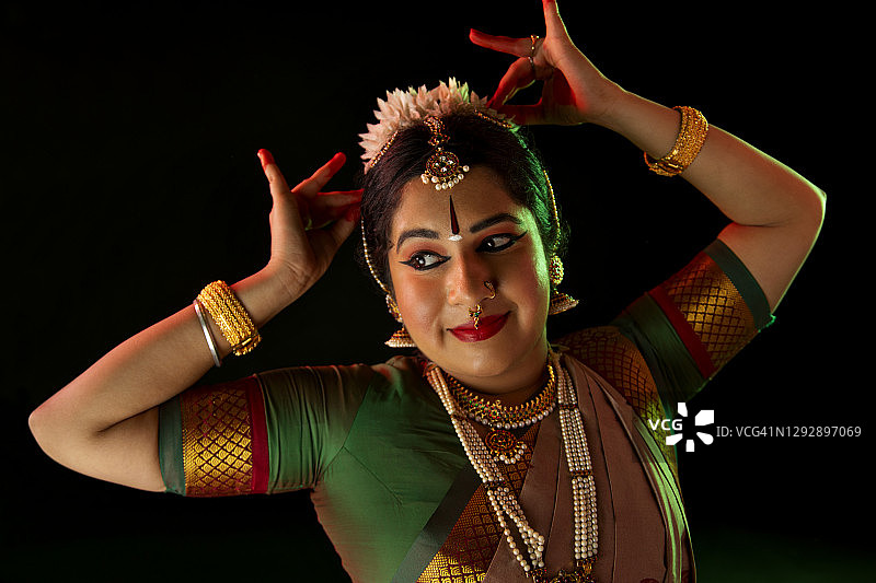 优雅的婆罗多舞表演图片素材