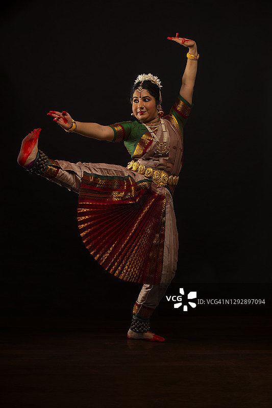 婆罗多舞表演：单足式图片素材