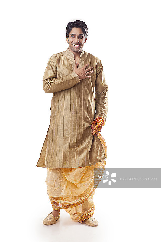 微笑摆姿势的年轻孟加拉男子图片素材
