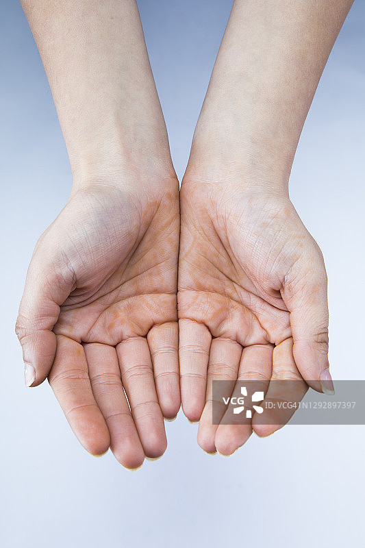 纯色背景上的手部特写图片素材