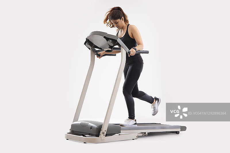在锻炼期间于跑步机上跑步的女人图片素材