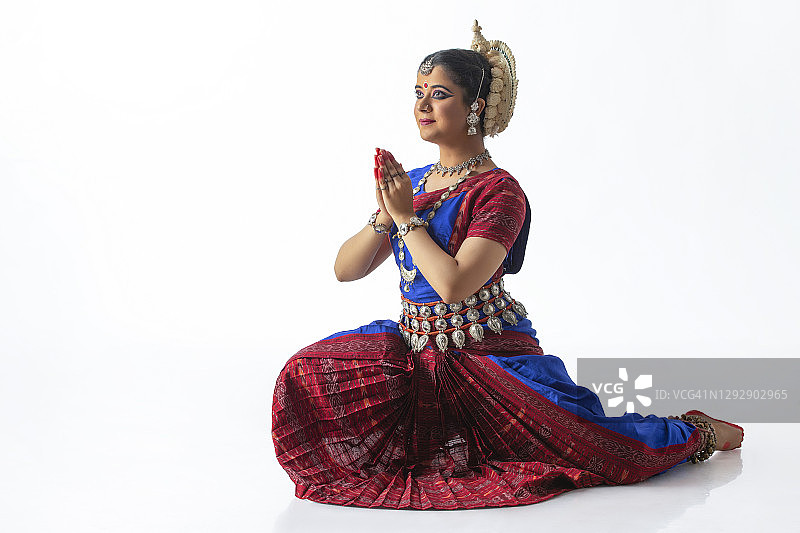 表演合十手印的奥迪西舞者图片素材