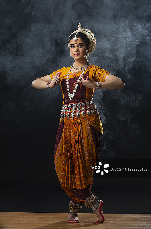 表演 Surya Dev mudra 的奥迪西舞者图片素材