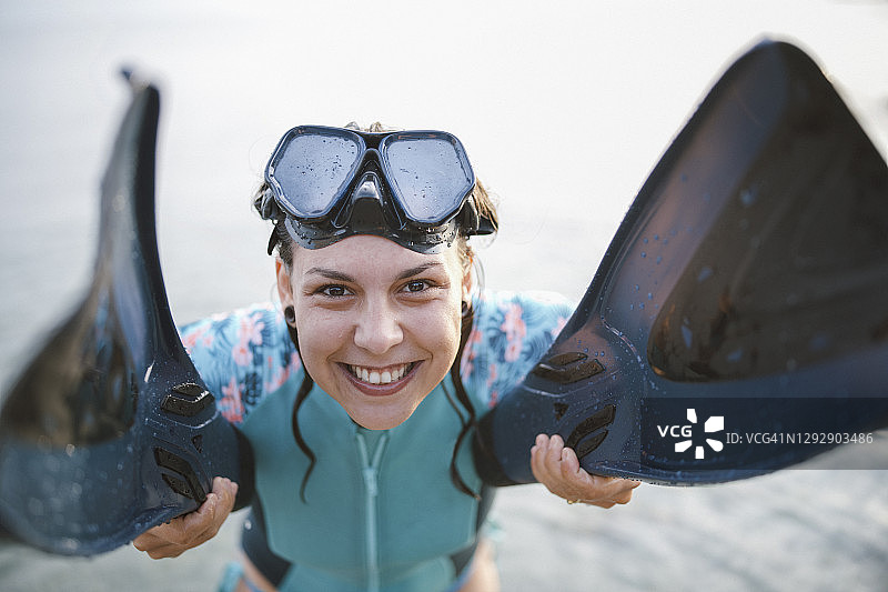 快乐的自由潜水女性 портрет图片素材