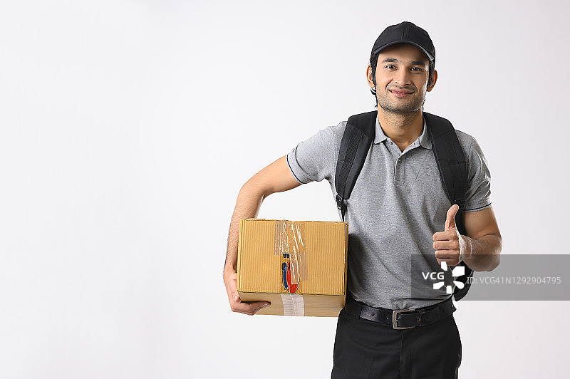 快递员手持包裹点赞图片素材