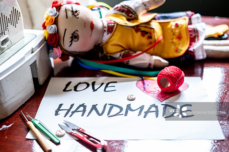 手缝设备和爱的手工铭文布偶猫图片素材
