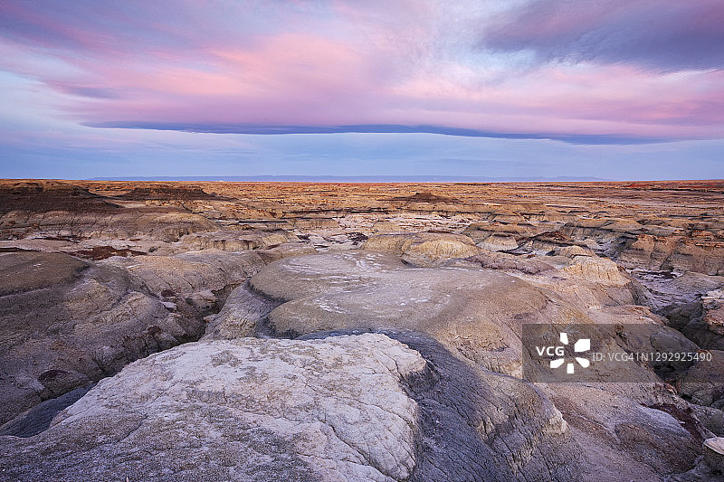 日出时分的荒地景观图片素材