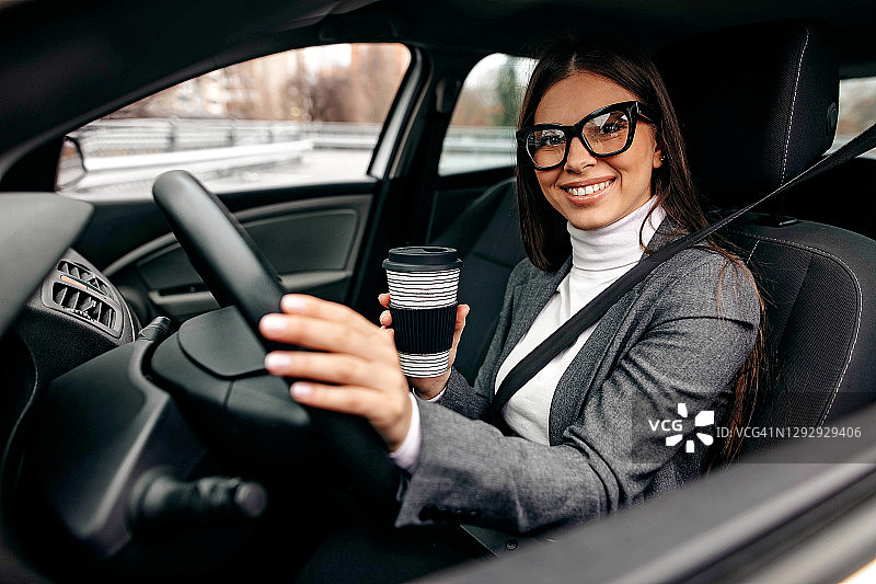 女商人坐在车里喝咖啡图片素材