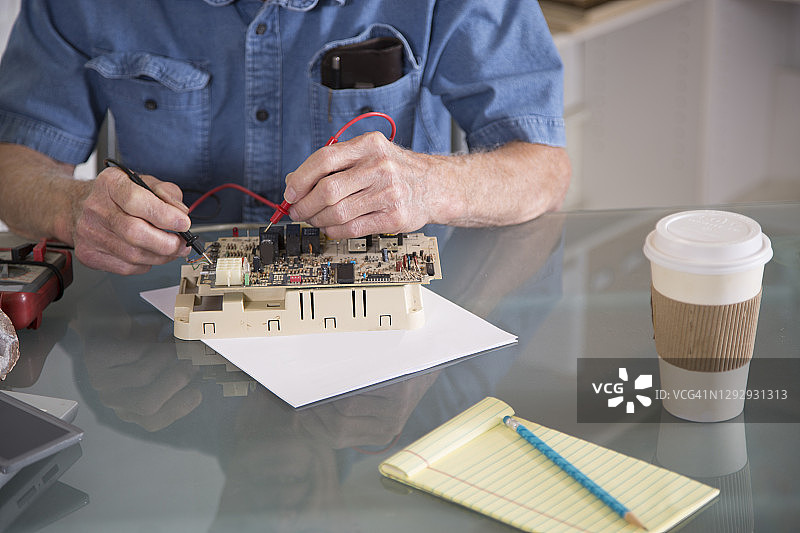 教授电子学的老年男人图片素材