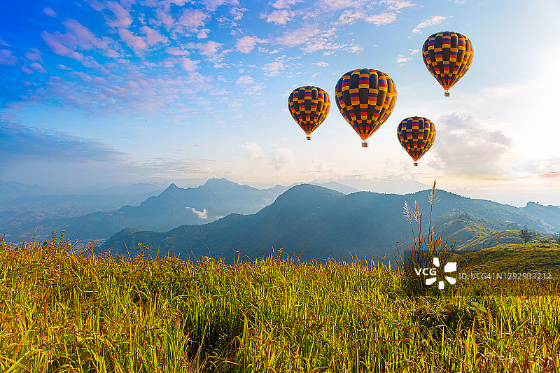泰国清迈茵他侬山上空飞行的彩色热气球图片素材
