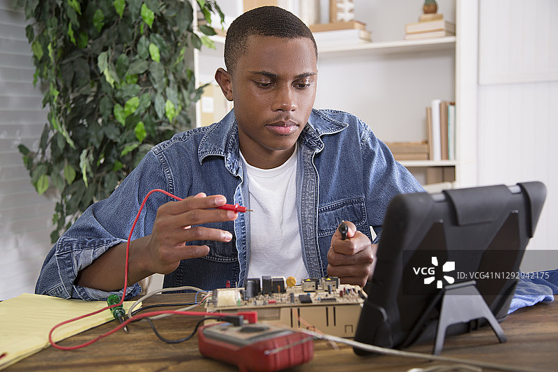 学习电子学的年轻非裔美国学生图片素材