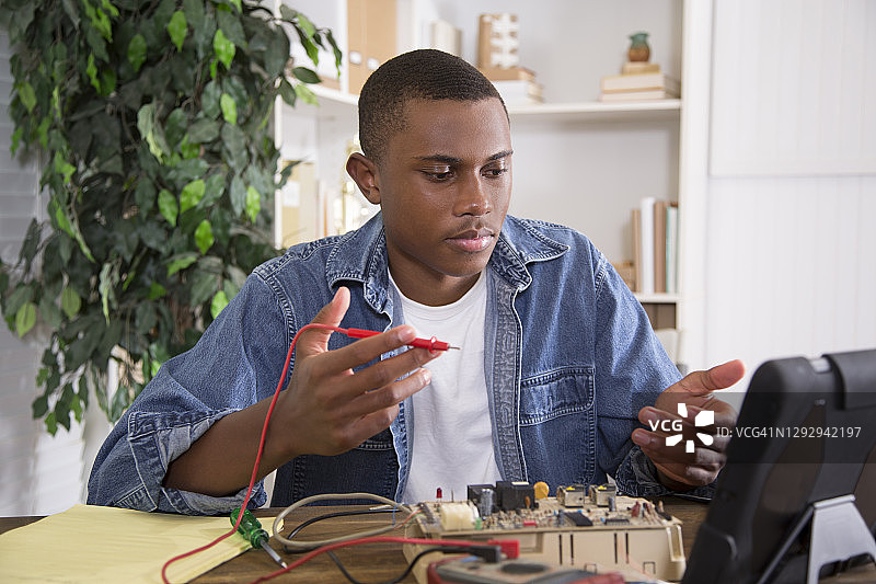 学习电子学的年轻非裔美国学生图片素材