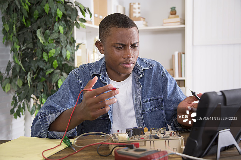 学习电子学的年轻非裔美国学生图片素材