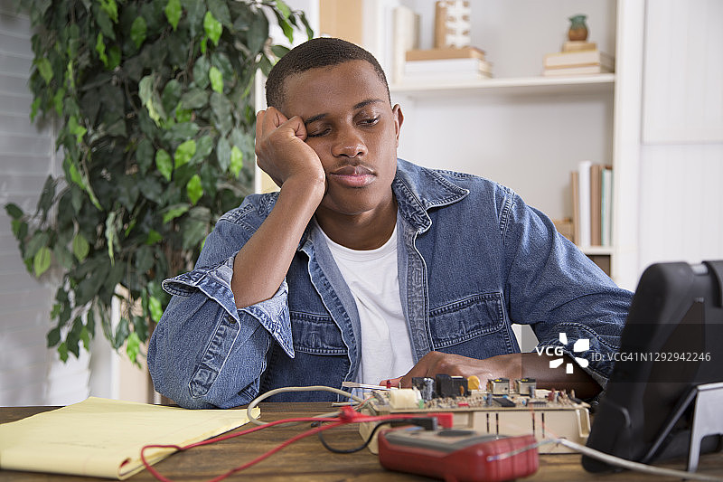 学习电子学的年轻非裔美国学生图片素材