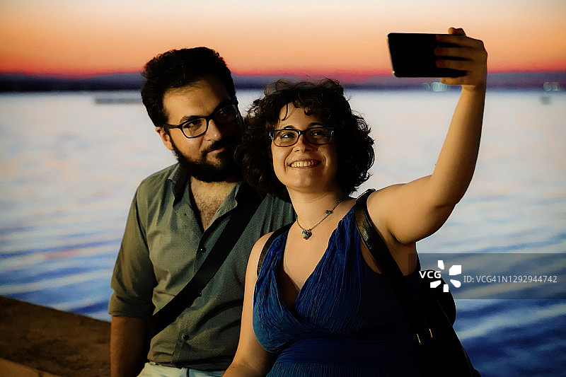 日落时分的湖滨图片素材