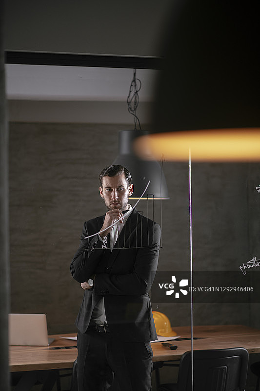 在会议室里制定商业计划的男人图片素材