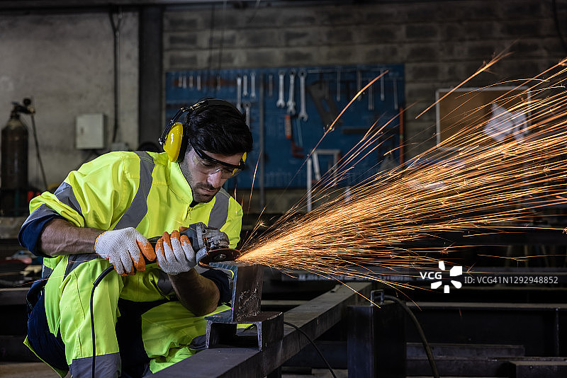工人在工厂车间打磨金属图片素材