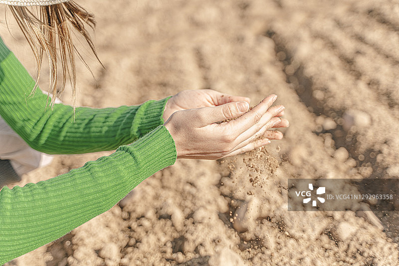 女子手中的土壤图片素材