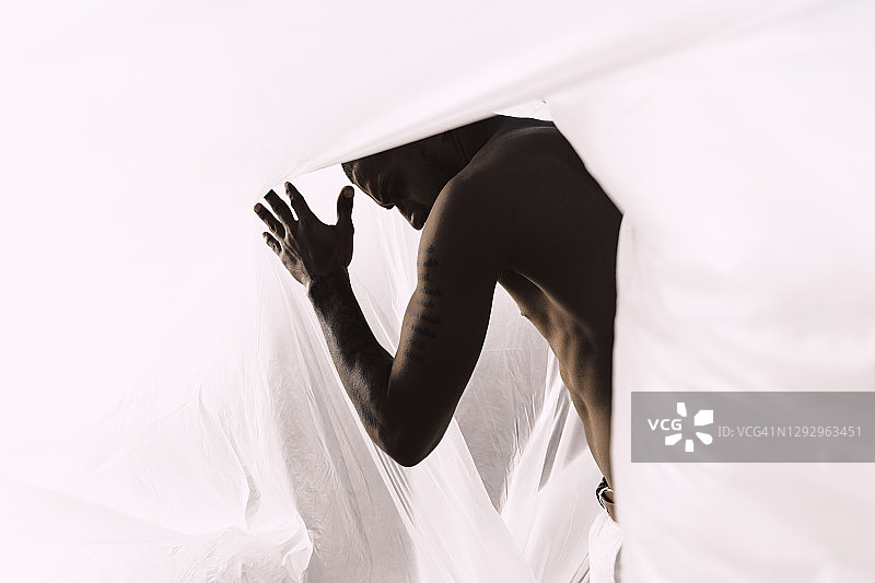 塑料薄膜内的年轻男人图片素材