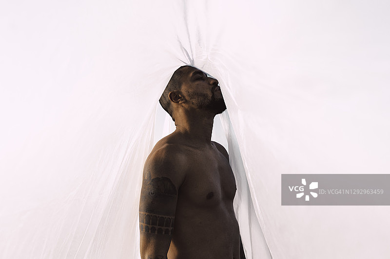 塑料薄膜内的年轻男人图片素材